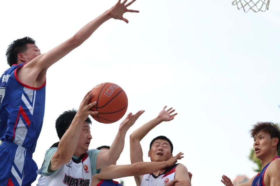 球队集训备战篮球比赛，努力提升团队默契