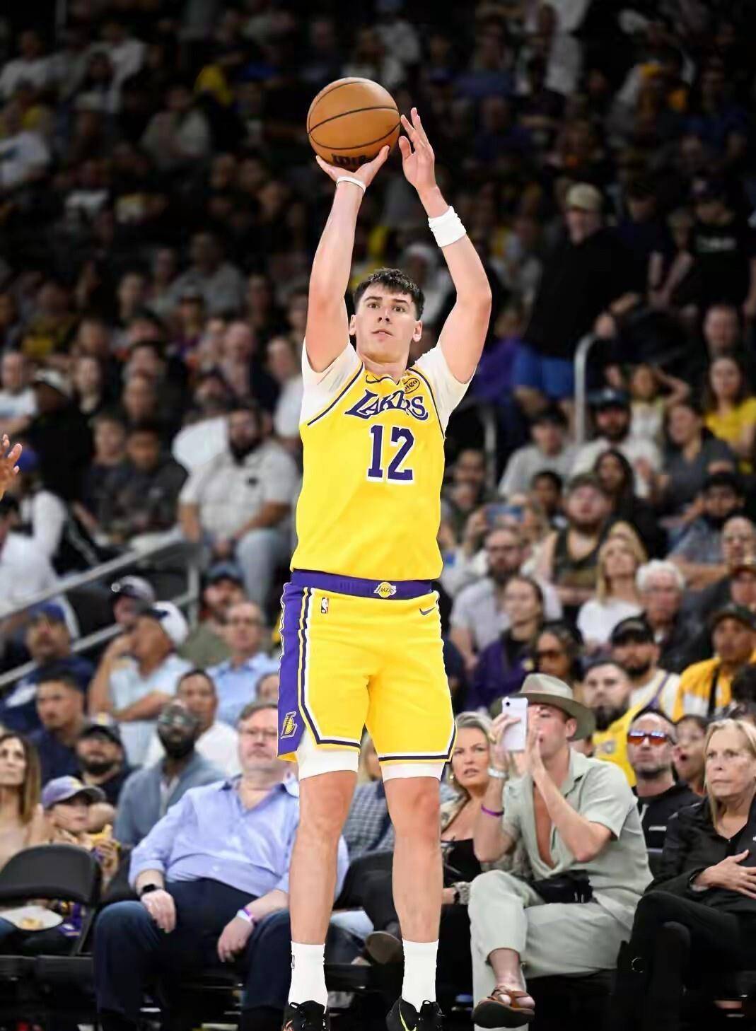 湖人险胜黄蜂,特雷杨统治全场 湖人险胜黄蜂,特雷杨统治全场