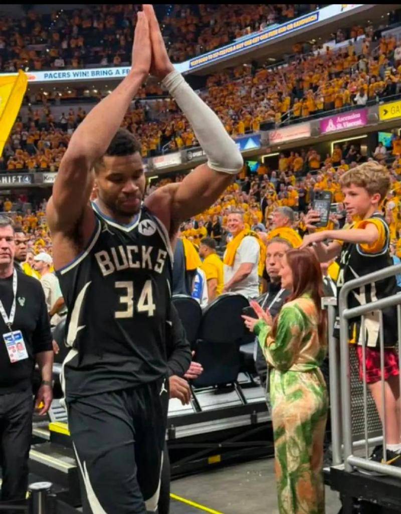 爱游戏-雄鹿顺利取胜，字母哥再次展现统治力