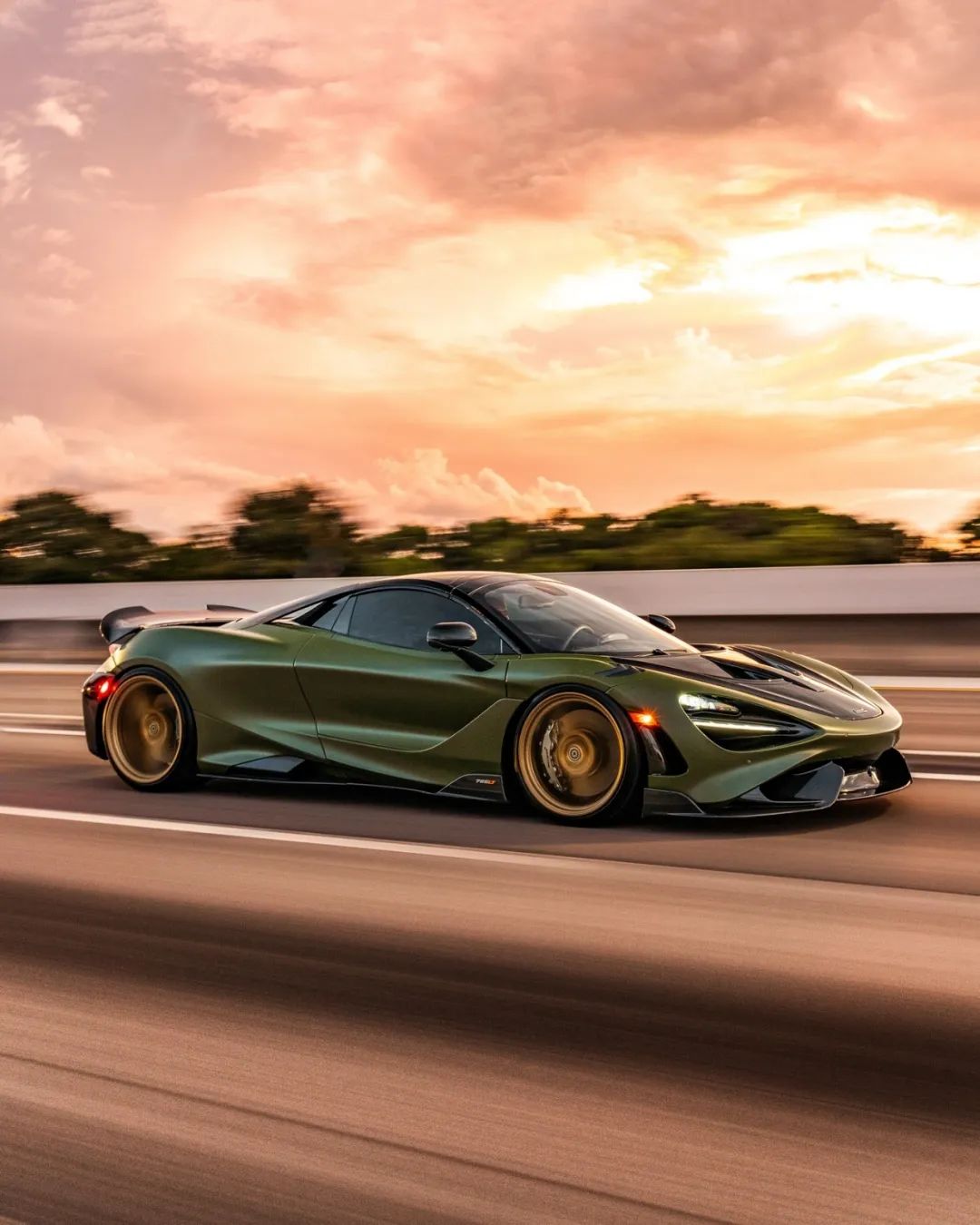 迈凯伦碾压红牛车队，皮亚斯特里高光表现